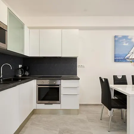 Apartament Gaby 3 *